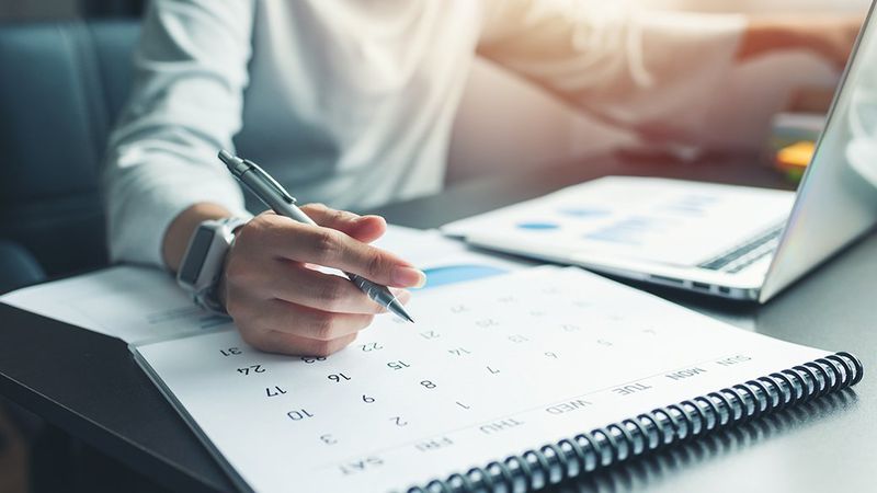 KEEPS YOUR DUCKS IN A ROW | USE DESK CALENDARS & WEEKLY PLANNERS